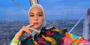 Kreasi Fashion Hijab 'Berkain' ala Tantri Namirah, Nyentrik Pakai Kain