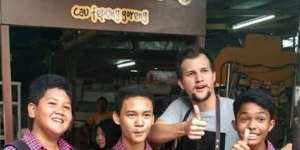 5 Artis yang Tak Malu Jadi Pedagang Kaki Lima