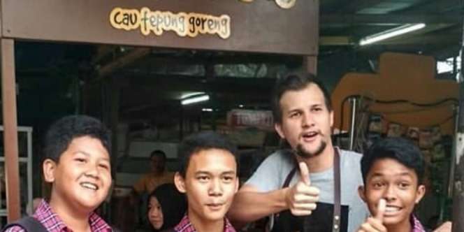 5 Artis yang Tak Malu Jadi Pedagang Kaki Lima