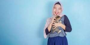Mitos Ibadah Batal Gara-Gara Wajah Kena Jilat Kucing, Benarkah?
