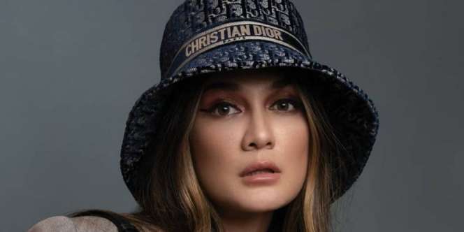 Heboh Foto Morgan Oey Sandaran Kepala dan Peluk Luna Maya, Jadian?