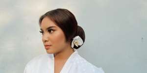 Pesona Syandria Kameron, Cicit Cantik Soekarno yang Gemar Berkebaya