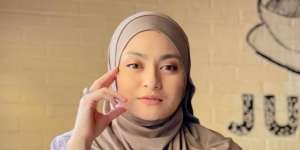 Baru Berhijab, Tengok Gaya Nathalie Holscher Jadi Model Pemotretan