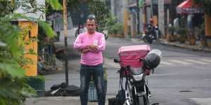 Sholat di Trotoar, Driver Ojol Ini Bikin Netizen Takjub
