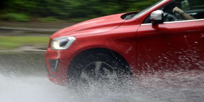 5 Kiat Berkendara dengan Mobil Matic Saat Terabas Genangan Air