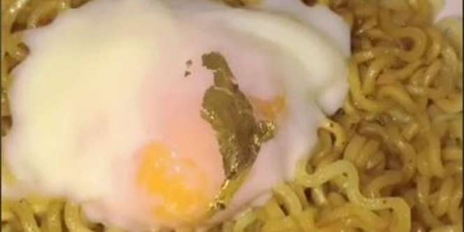 Mi Goreng Instan 'Anak Sultan', Bumbunya Pakai Emas