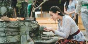 Berdoa di Pura Jadi Sorotan, Nora Alexandra Angkat Bicara