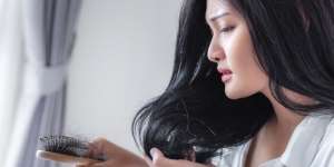 Sama-Sama Rontok, Ini Perbedaan 'Hair Loss' dan 'Hair Fall'