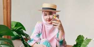 Inspirasi Beach Outfit Puff Sleeve ala Dian Pelangi untuk Liburan