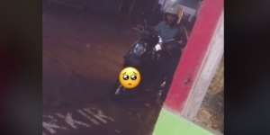 Tega! Cewek Ini Ditinggal Pacar Saat Hujan Deras di Malam Hari dan Bensin Habis
