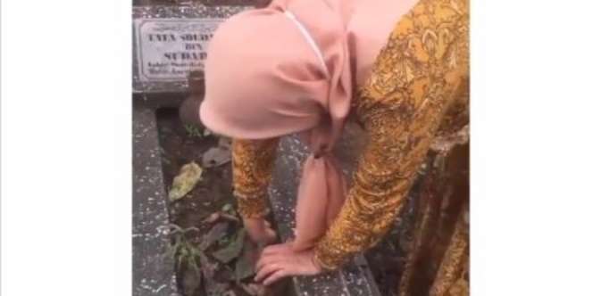Nggak Pandang Tempat, Viral Ibu-Ibu `Panen` Tanaman Keladi di Kuburan