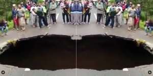 Hanya di Indonesia, Sinkhole Raksasa Malah Dikerumuni