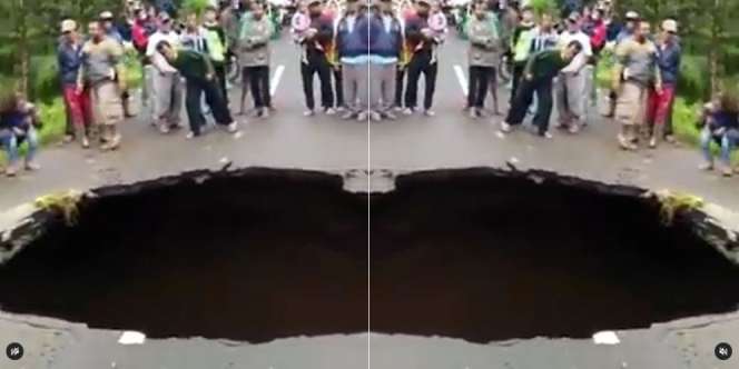 Hanya di Indonesia, Sinkhole Raksasa Malah Dikerumuni