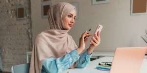 Jadwal Padat? Ini Tips Tampil Memukau dari Matahari Terbit Hingga Malam Hari