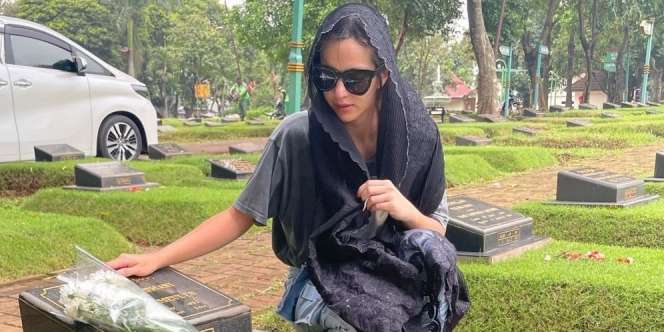 Bersimpuh di Samping Nisan, Nia Ramadhani Curhat Haru di Pusara Ayah
