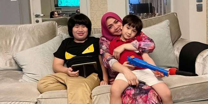 Putra Bungsu Lakukan Ini, Mama Rieta Menangis karena Baper