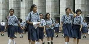 Viral Foto Lawas Siswa SMP di Masjid Istiqlal, Netizen Malah Salfok ke Cewek Ini