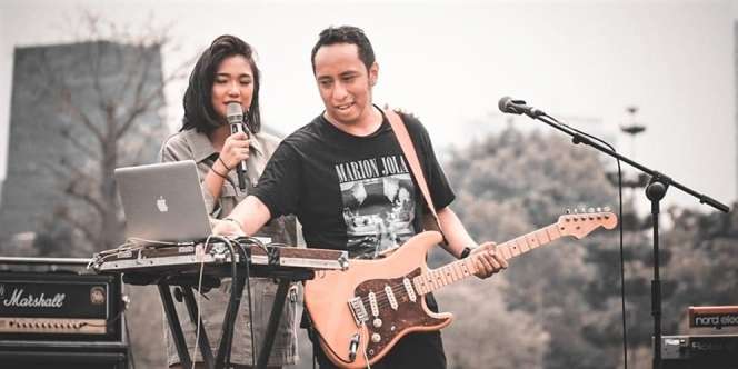 8 Potret Dennis Talakua Kekasih Baru Marion Jola, Terpaut Usia Cukup Jauh