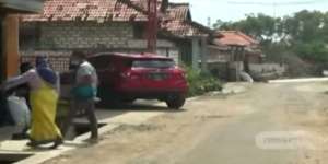 Kondisi Terbaru Kampung Miliarder di Tuban, Mobil-Mobil Nongkrong di Garasi