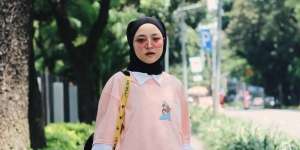 Padu Padan Hijab dan Wide Pants Nissa Sabyan, Penyanyi Gambus yang Jadi Sorotan