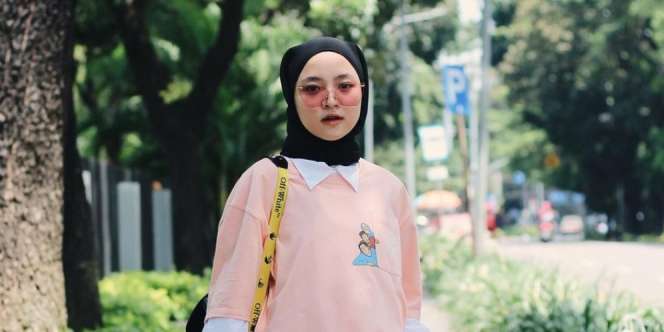 Padu Padan Hijab dan Wide Pants Nissa Sabyan, Penyanyi Gambus yang Jadi Sorotan
