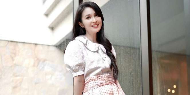 Cuci Baju Sendiri, Penampilan Sandra Dewi Bikin Salfok