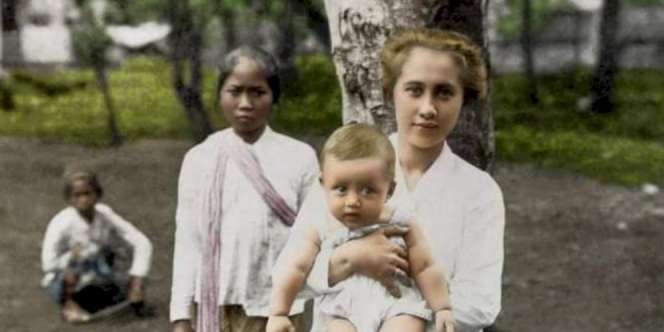 Viral Foto Bule Eropa Tahun 1935, Dua Wanita Pribumi di Belakangnya Banjir Doa