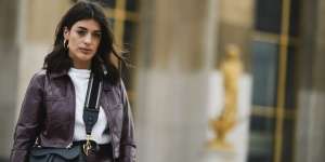 7 Trik Pakai 'Crop Top' di Musim Dingin