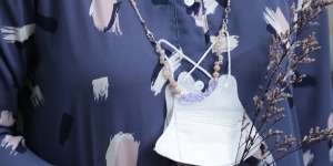 FOTO: Tampil Kece dengan Strap Mask Kekinian