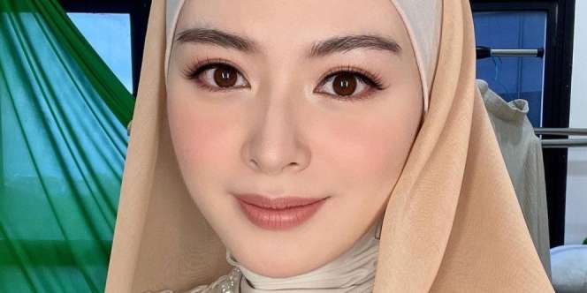 Bikin Pangling, Gaya Modis Ayana Moon dengan Ruffle Blouse Transparan
