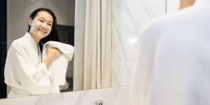 4 Kebiasaan Saat Mandi yang Bisa Merusak Kulit Maupun Rambut