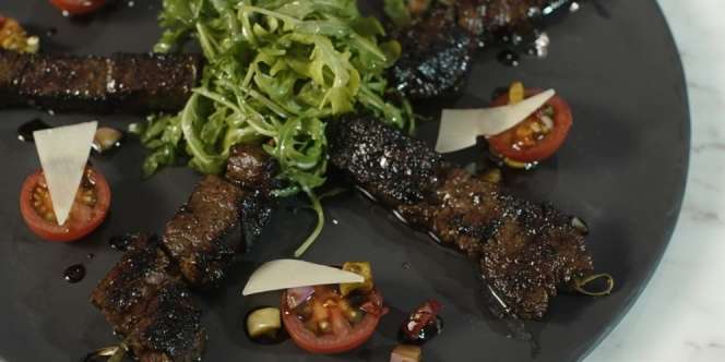 Gaya Chef Gilles Marx Masak Sate Maranggi, Spesial di Indonesian Meat Cuisine 