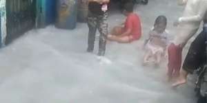 Heboh Air Banjir di Sunter Jakarta Berwarna Putih Seperti Air Susu