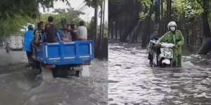Hujan Deras Semalaman, Ribuan Rumah di Tangerang Terendam Banjir 1 Meter