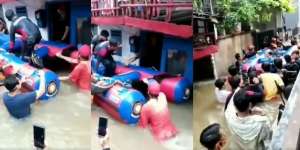 Evakuasi Jenazah dari Rumah Kebanjiran di Pasar Minggu Berlangsung Dramatis