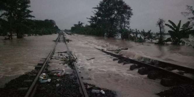 Jalur Kedunggedeh-Lemahabang Terendam Banjir, Perjalanan Kereta Terganggu