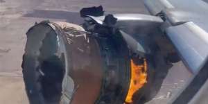 Viral Video Mesin Pesawat Boeing 777-200 Terbakar di Udara