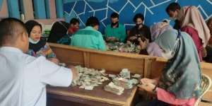 Kakek di Payakumbuh Bawa Uang Sekarung ke Bank, Buah Kerja Cuci Piring