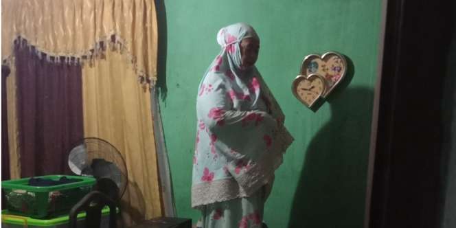 Semua Panik Mengungsi Akibat Banjir, Emak-Emak di Bekasi Khusyuk Sholat di Kasur