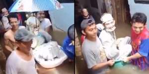Kebanjiran, Pengantin Wanita Pergi ke KUA Naik Bak Mandi Bayi