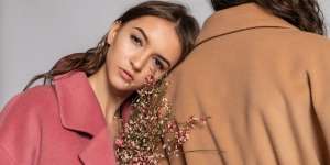Tips Mix and Match Outfit Pink dan Cokelat, Apik Banget!