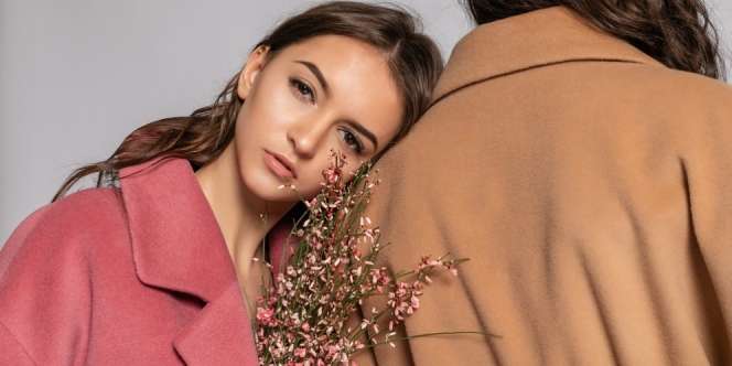 Tips Mix and Match Outfit Pink dan Cokelat, Apik Banget!