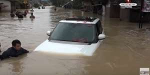'Benamkan' Mobil Mewah di Tengah Banjir, Dedy Mulyadi Dibawa TNI