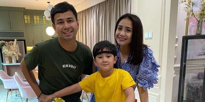 Selain Heboh Cincin Rp3 M, Lihat Kado Sandal Rp5 Juta dari Rafathar untuk Nagita