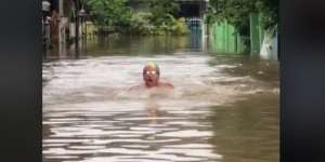 Aksi Warga Bermain di Tengah Banjir Ini Bak Atlet Renang PON