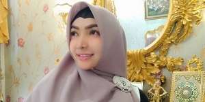 Cerita Hijrah Roro Fitria: Tinggalkan Dunia Klenik, Sumbangkan Pakaian Seksi