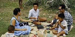 Potret Jadul Keluarga Piknik di Malang Tahun 1973, Netizen Salfok dengan si Ibu