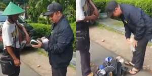 Beli Sandal di Pinggir Jalan, Cara Nawar Ustadz Yusuf Mansur Jadi Perhatian