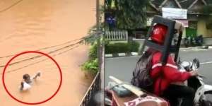 Perjuangan Kurir Antar Paket, Terobos Banjir Hingga Digigit Anjing
