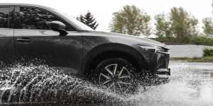 Selain Aquaplaning, Waspadai Masalah Ban Ini Saat Cuaca Ekstrem!